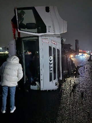 Porto Recanati - A14, tir si rovescia in autostrada: feriti i due autisti